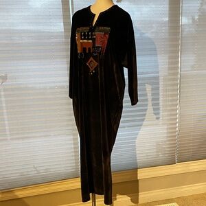 Brown velvet kaftan with painted motif.